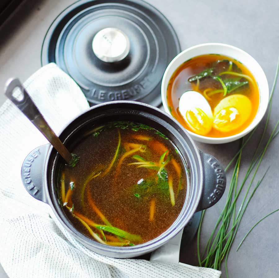 Sopa miso con kale y espagueti de calabacín