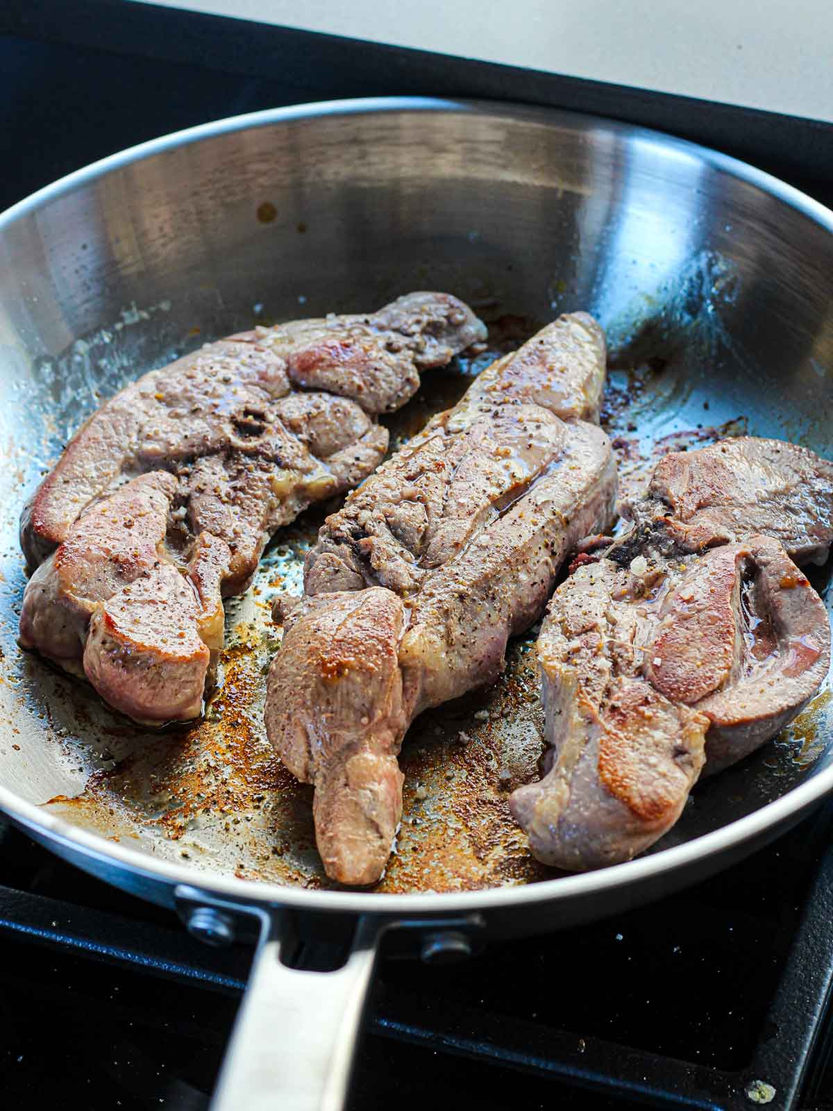 Cómo cocinar carne en una sartén de acero inoxidable sin antiadherente