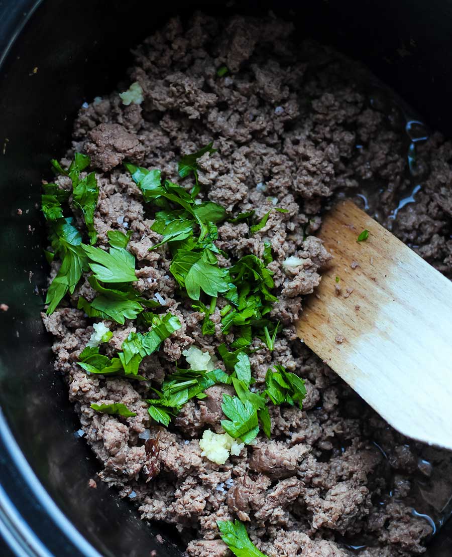 Carne picada cocinada en la olla de cocción lenta