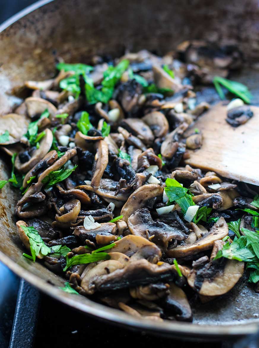 Champiñones salteados con ajo y perejil