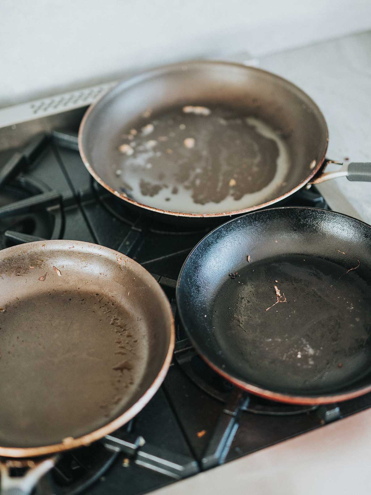 ¿Es seguro cocinar en una sartén antiadherente rayada? 